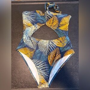 NWOT Cupshe One Piece Swimsuit Leaf Print Cutout Back Size L